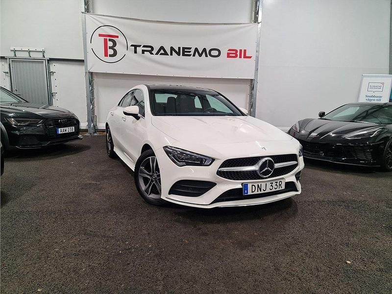 Vit Begagnad 2021 Mercedes CLA200 Premium Plus Sedan | 369 900 kr (Dyr) - Bild 1/3