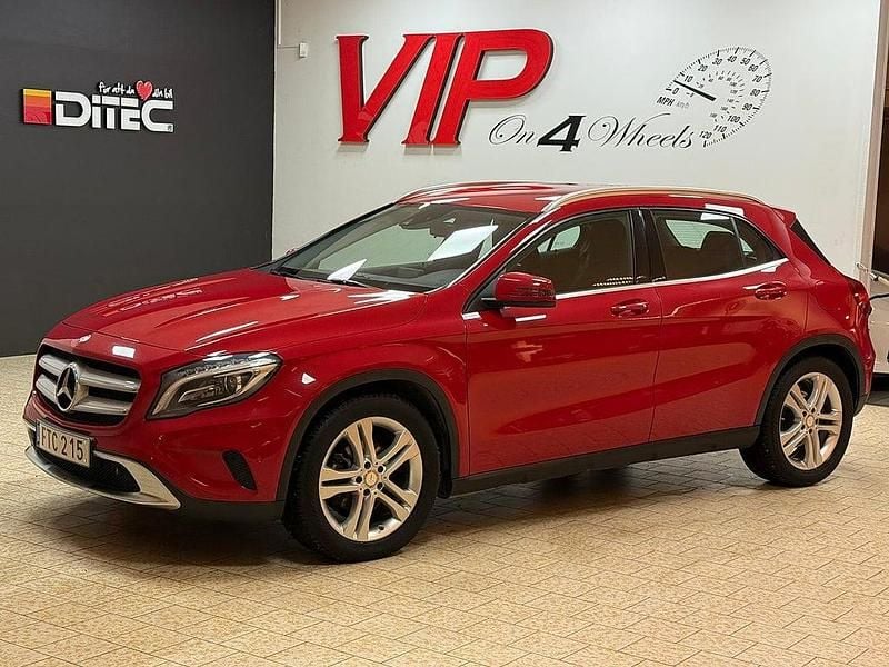 Begagnad Mercedes GLA200 136 HK (100 kW) 2015 Röd SUV