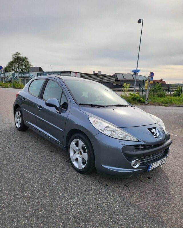 Mörkgrå (grå) Begagnad 2009 Peugeot 207 Halvkombi | 49 900 kr (Marknadspris) - Bild 1/4