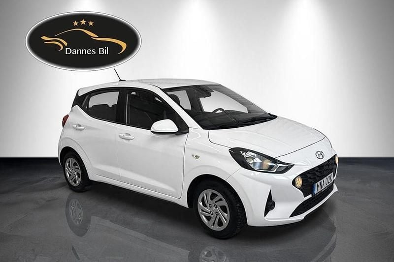 Begagnad Hyundai i10 Essential 67 HK (49 kW) 2023 Vit Halvkombi