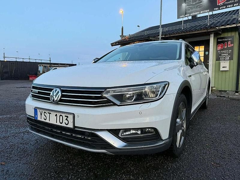 Vit Begagnad 2017 VW Passat Alltrack Kombi | 198 900 kr (Marknadspris) - Bild 1/4