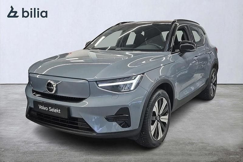 Grå Begagnad 2022 Volvo XC40 Core SUV | 324 900 kr (Superpris) - Bild 1/3