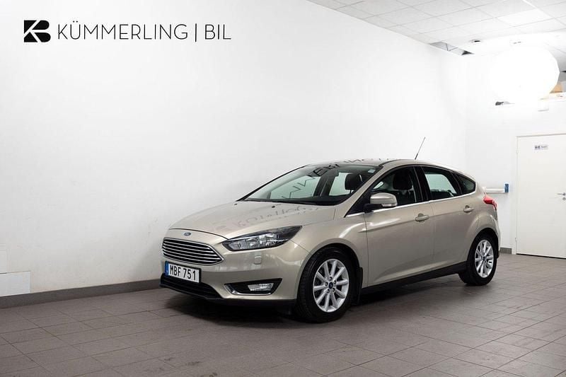 Grå Begagnad 2015 Ford Focus Titanium Halvkombi | 139 900 kr (Dyr) - Bild 1/4