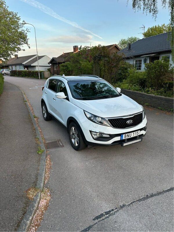 Vit Begagnad 2015 Kia Sportage SUV | 125 000 kr (Marknadspris) - Bild 1/4