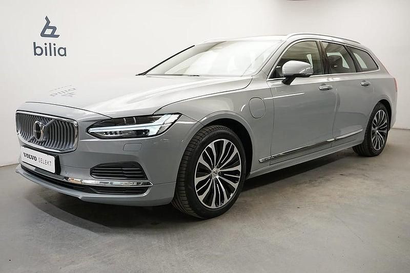 Grå Begagnad 2023 Volvo V90 Core Kombi | 409 900 kr (Marknadspris) - Bild 1/3