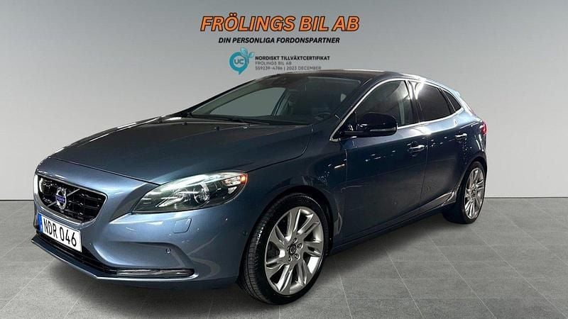 Blå Begagnad 2012 Volvo V40 Summum Halvkombi | 109 900 kr (Lite dyr) - Bild 1/4