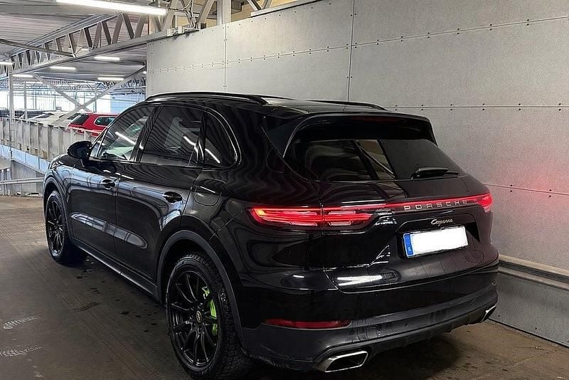 Begagnad Porsche Cayenne S E-Hybrid Sport 462 HK (339 kW) 2018 Svart SUV