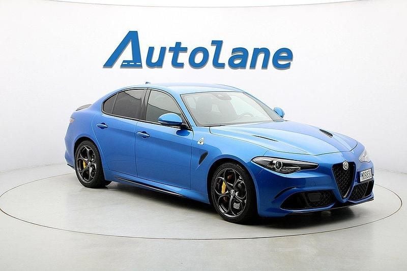 Arienzo blue Begagnad 2020 Alfa Romeo Giulia Quadrifoglio Sedan | 699 900 kr (Marknadspris) - Bild 1/3