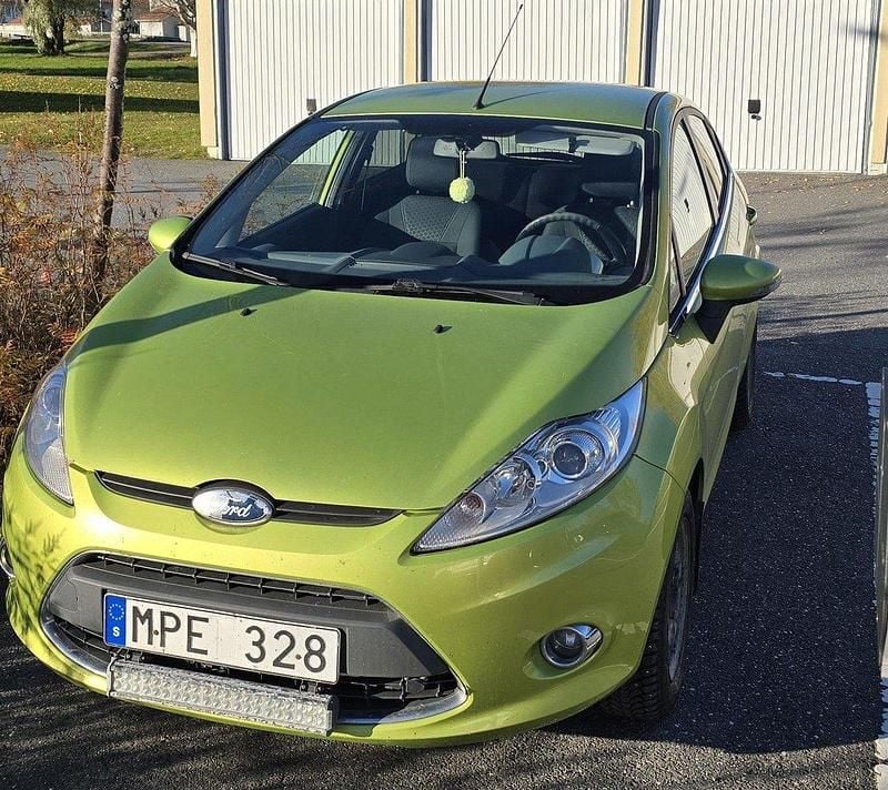 Grön Begagnad 2010 Ford Fiesta Titanium Halvkombi | 46 000 kr (Marknadspris) - Bild 1/4