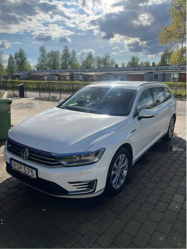 Vit Begagnad 2018 VW Passat GTE Kombi | 199 900 kr (Marknadspris) - Bild 1/4