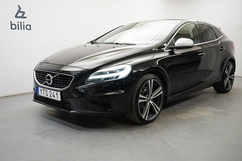 Svart Begagnad 2017 Volvo V40 R-Design Halvkombi | 199 900 kr (Marknadspris) - Bild 1/4