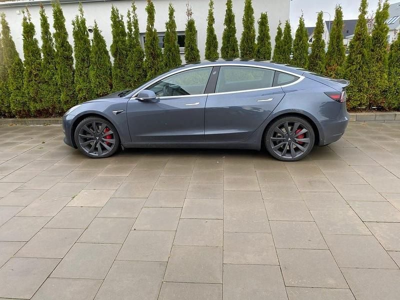 Begagnad 2020 Tesla Model 3 Performance Sedan | 236 000 kr (Bra pris) - Bild 1/3