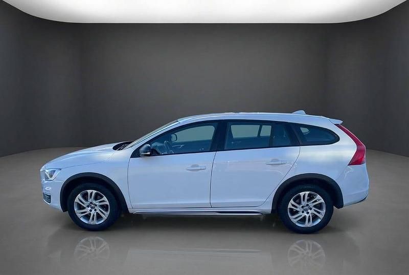 Begagnad Volvo V60 CC Momentum 190 HK (139 kW) 2017 Vit Kombi