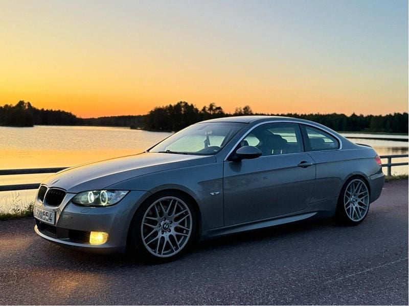 Grå Begagnad 2007 BMW 335 M Sport Sportkupé | 150 000 kr (Bra pris) - Bild 1/4