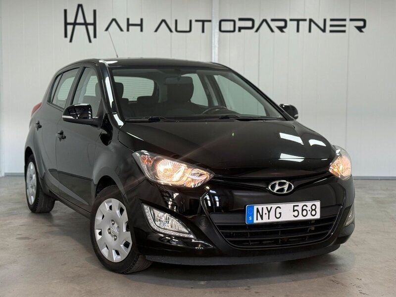 Svart Begagnad 2013 Hyundai i20 Premium Halvkombi | 69 900 kr (Marknadspris) - Bild 1/3