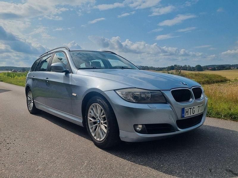 Ljusblå Begagnad 2008 BMW 320 Comfort Edition Kombi | 74 800 kr (Marknadspris) - Bild 1/4