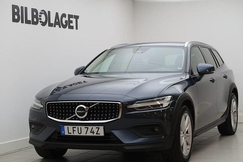 Mörkblå Begagnad 2024 Volvo V60 CC Core Kombi | 404 800 kr (Marknadspris) - Bild 1/4