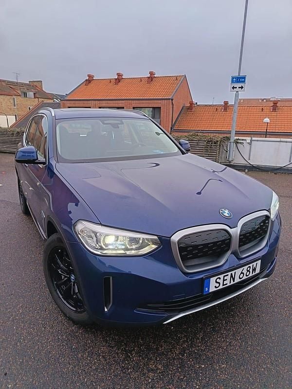 Begagnad 2021 BMW iX3 SUV | 320 500 kr (Dyr) - Bild 1/4