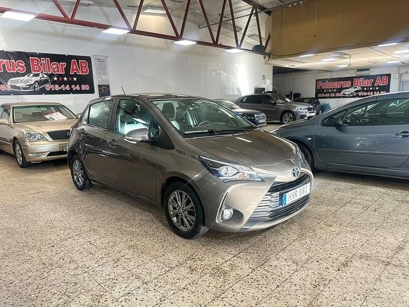 Mörkgrå (grå) Begagnad 2018 Toyota Yaris Multidrive S Halvkombi | 145 900 kr (Marknadspris) - Bild 1/4