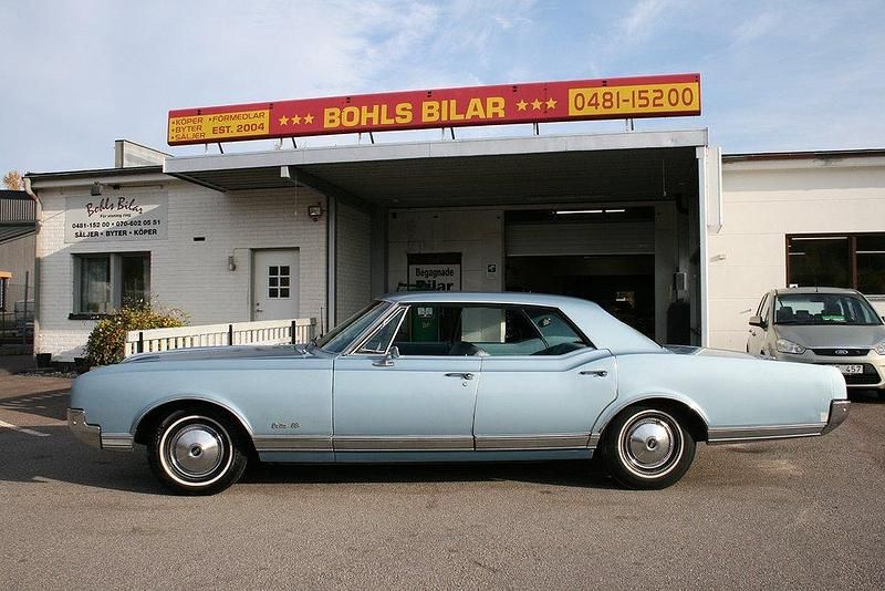 Ljusblå Begagnad 1966 Oldsmobile Delta 88 Sedan | 169 000 kr - Bild 1/4
