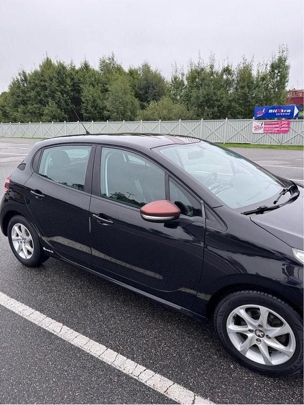 Svart Begagnad 2012 Peugeot 208 Halvkombi | 50 000 kr (Marknadspris) - Bild 1/4