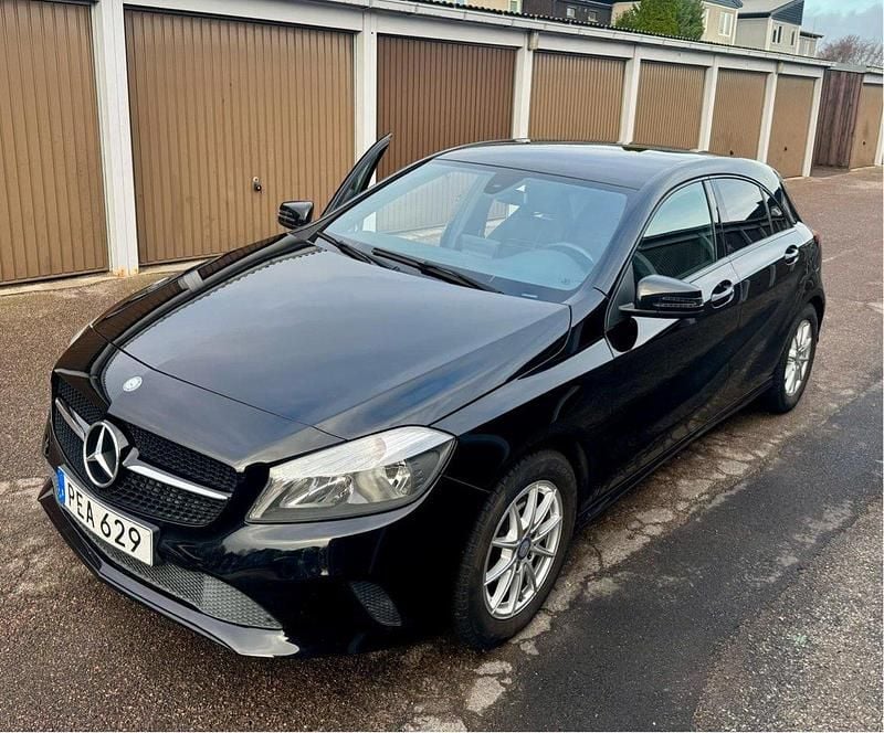 Svart Begagnad 2017 Mercedes A180 Halvkombi | 169 000 kr (Marknadspris) - Bild 1/4