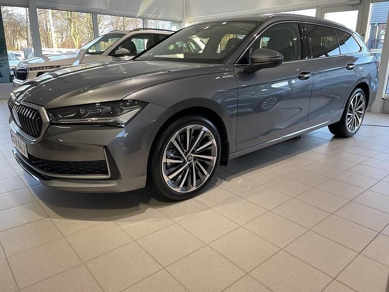 Grå Ny 2026 Skoda Superb Kombi | 586 800 kr - Bild 1/4