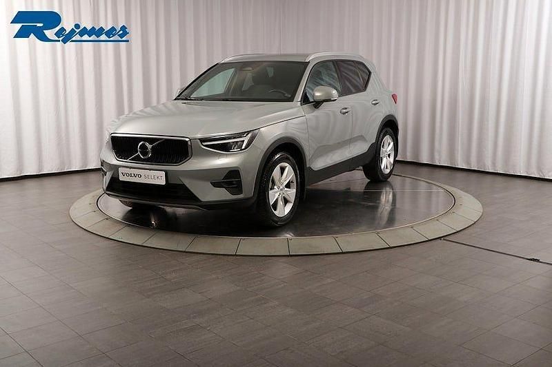Grå Begagnad 2023 Volvo XC40 Core SUV | 339 900 kr (Bra pris) - Bild 1/4
