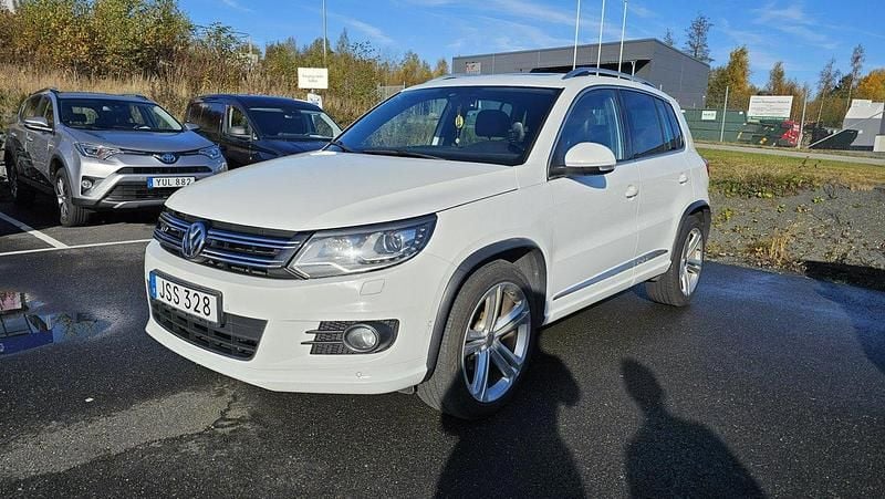 Vit Begagnad 2015 VW Tiguan R-line SUV | 154 900 kr (Marknadspris) - Bild 1/4