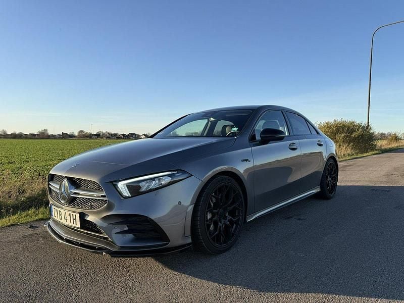 Grå Begagnad 2021 Mercedes A35 AMG AMG Sedan | 420 000 kr (Marknadspris) - Bild 1/4