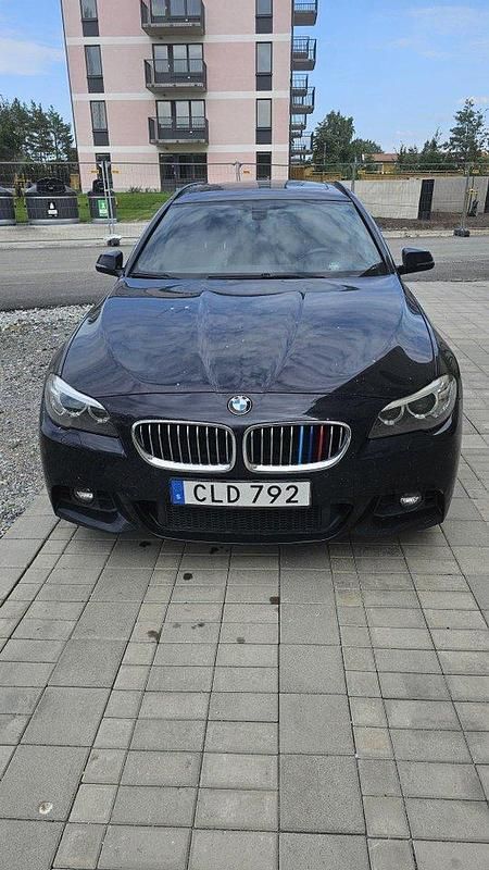 Svart Begagnad 2016 BMW 520 M Sport Kombi | 218 000 kr (Dyr) - Bild 1/4