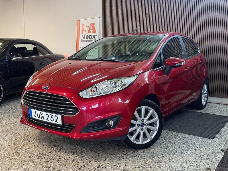 Röd Begagnad 2016 Ford Fiesta Titanium Halvkombi | 84 900 kr (Marknadspris) - Bild 1/4