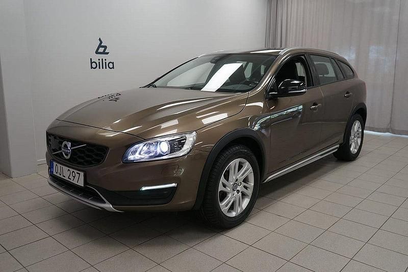 Brun Begagnad 2016 Volvo V60 CC Business Edition Kombi | 159 900 kr (Marknadspris) - Bild 1/3