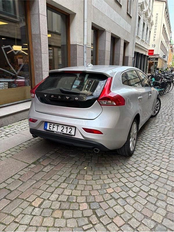 Silver Begagnad 2014 Volvo V40 Momentum Kombi | 139 900 kr (Marknadspris) - Bild 1/4