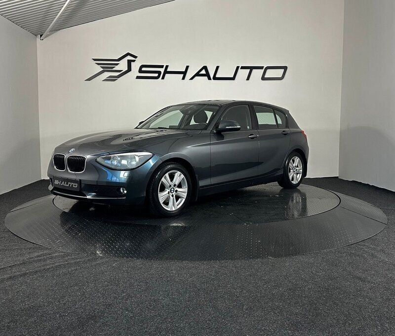Grå Begagnad 2013 BMW 116 Halvkombi | 139 900 kr (Marknadspris) - Bild 1/4