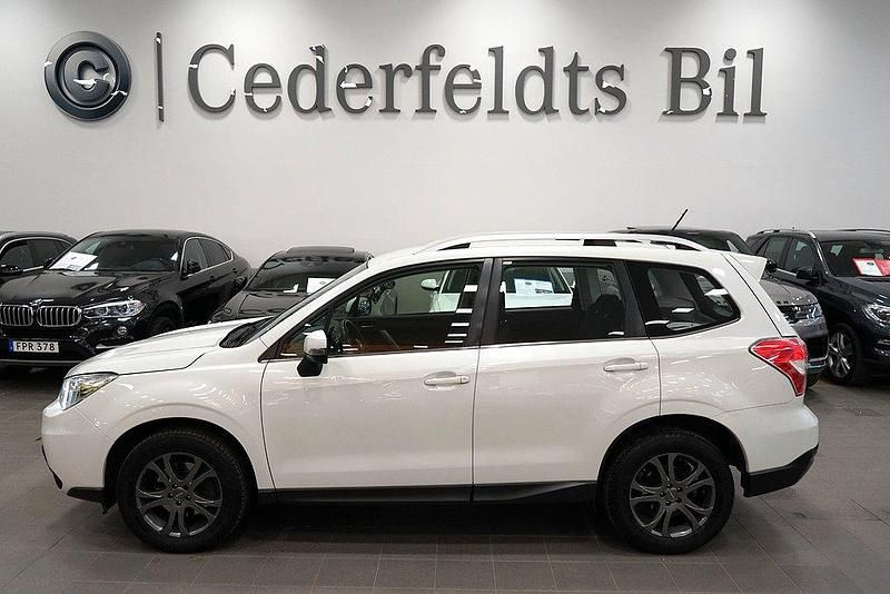 Vit Begagnad 2015 Subaru Forester SUV | 135 800 kr (Marknadspris) - Bild 1/4