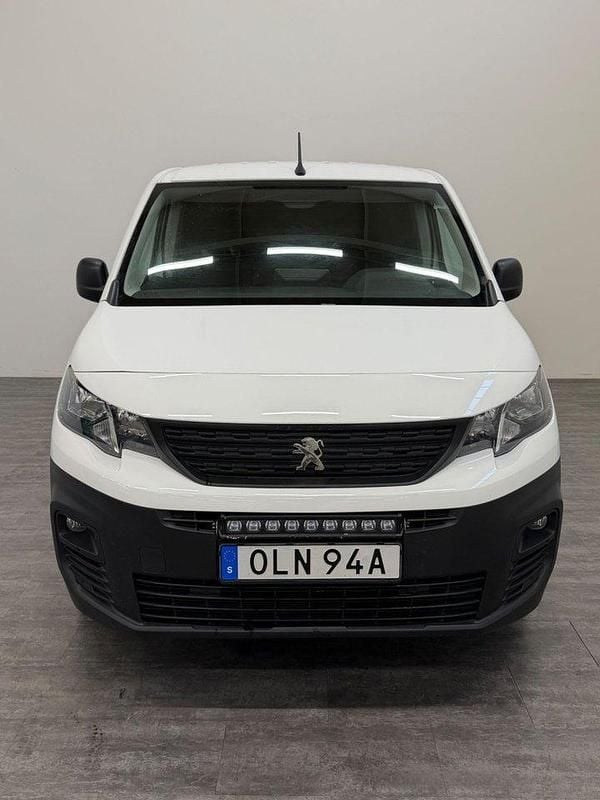 Vit Begagnad 2020 Peugeot Partner Minibuss | 119 000 kr (Superpris) - Bild 1/4