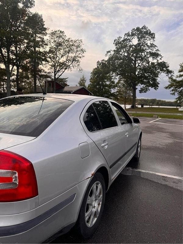 Silver Begagnad 2006 Skoda Octavia Halvkombi | 17 000 kr (Bra pris) - Bild 1/4