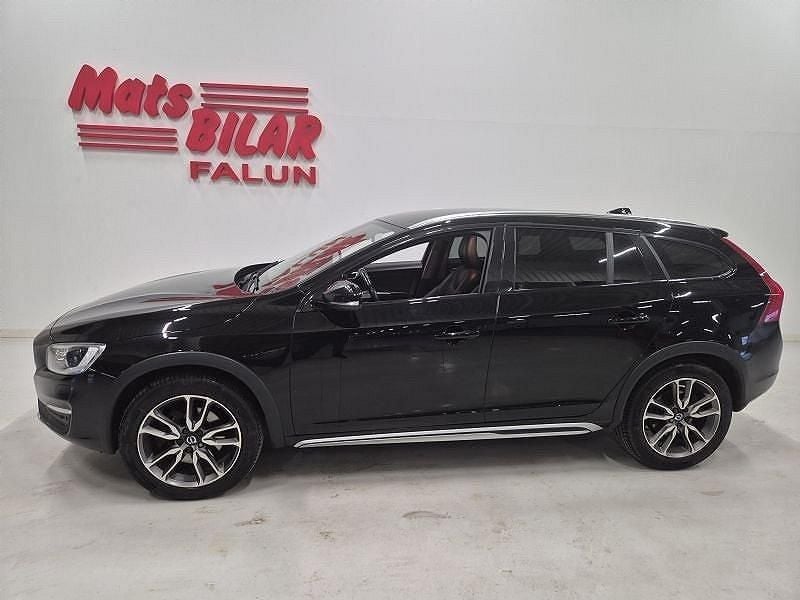 Svart Begagnad 2018 Volvo V60 CC Momentum Kombi | 209 900 kr (Marknadspris) - Bild 1/4