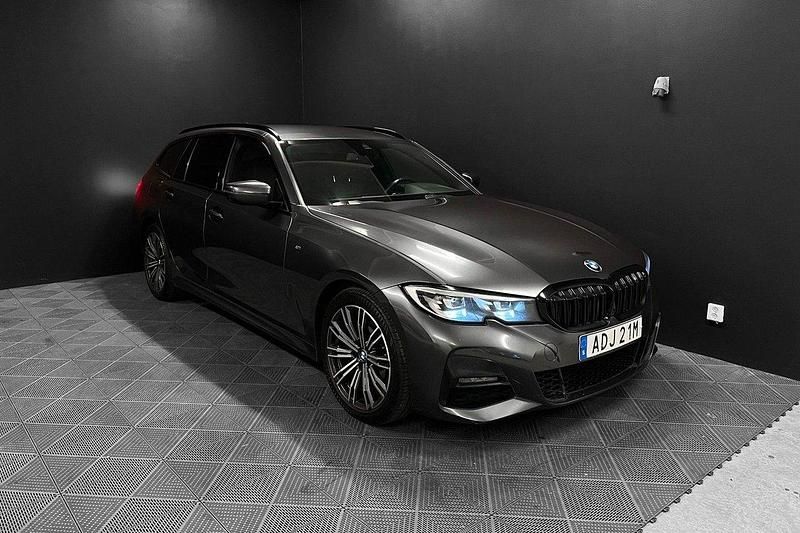 Grå Begagnad 2020 BMW 320 M Sport Kombi | 259 700 kr (Lite dyr) - Bild 1/4