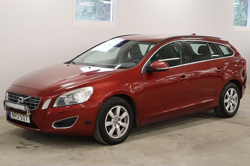 Röd Begagnad 2013 Volvo V60 Momentum Kombi | 54 900 kr (Marknadspris) - Bild 1/4