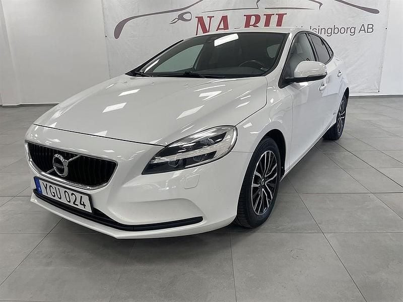 Vit Begagnad 2016 Volvo V40 Momentum Halvkombi | 159 900 kr (Marknadspris) - Bild 1/4