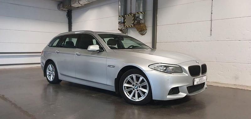 Ljusgrå (grå) Begagnad 2013 BMW 520 Kombi | 104 900 kr (Bra pris) - Bild 1/4