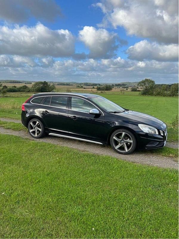 Svart Begagnad 2012 Volvo V60 R-Design Kombi | 100 000 kr (Marknadspris) - Bild 1/4