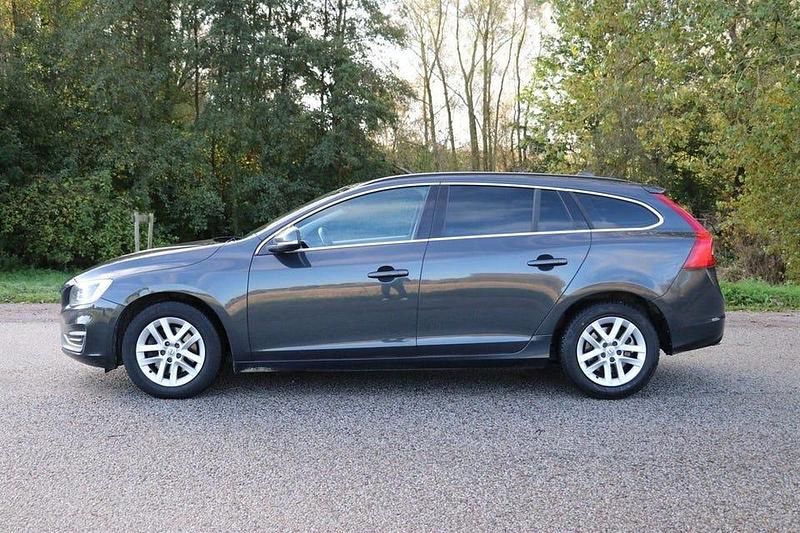 Begagnad Volvo V60 Momentum 190 HK (139 kW) 2016 Grå Kombi