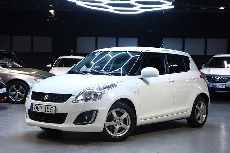 Vit Begagnad 2016 Suzuki Swift Halvkombi | 119 900 kr (Lite dyr) - Bild 1/4