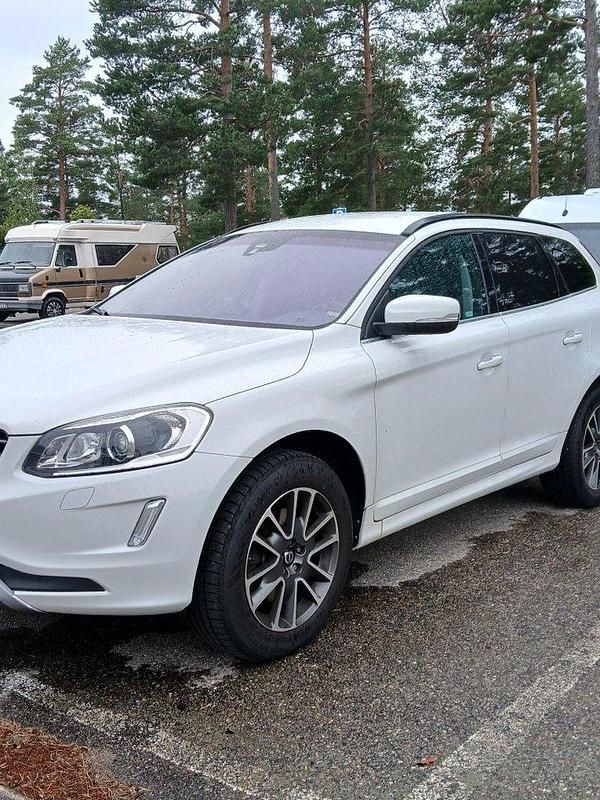 Vit Begagnad 2015 Volvo XC60 Momentum SUV | 170 000 kr (Marknadspris) - Bild 1/4