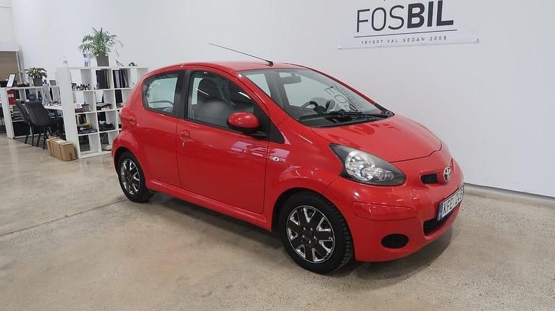 Röd Begagnad 2009 Toyota Aygo Halvkombi | 29 900 kr (Marknadspris) - Bild 1/3