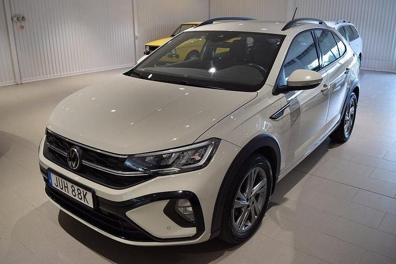 Grå ( ascot grey) Begagnad 2022 VW Taigo R-line SUV | 223 800 kr (Marknadspris) - Bild 1/4