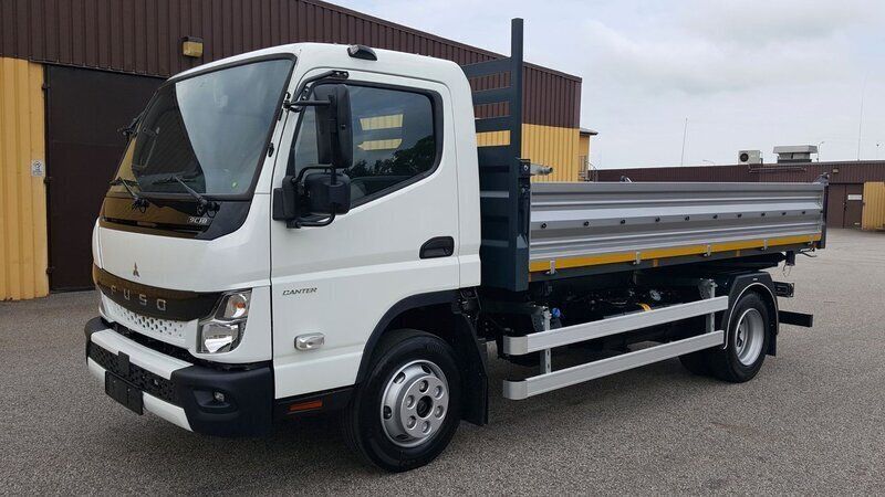 Begagnad 2023 Mitsubishi Canter Van | 899 900 kr - Bild 1/4